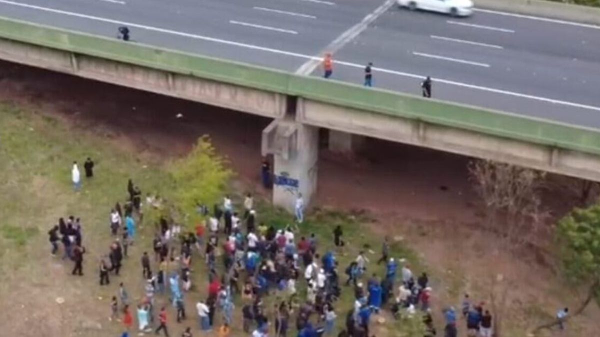 Uma multidão se reuniu em Diadema para pegar dinheiro jogado por cima de viaduto
