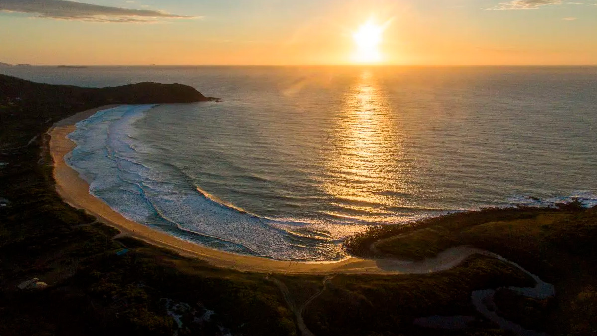 Escondida entre o mar e as montanhas do Sul de Santa Catarina, Garopaba é um verdadeiro tesouro natural.