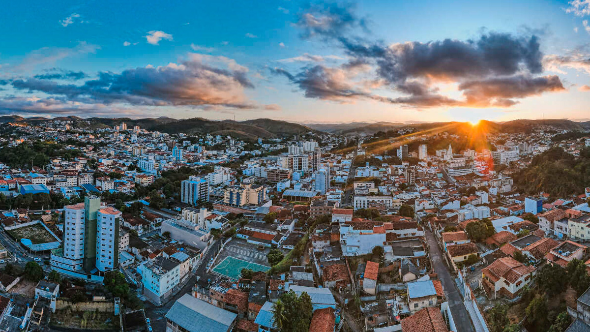 Quando a gente pensa em Minas Gerais, logo vem à mente o pão de queijo quentinho, o sotaque que abraça e as ladeiras históricas de Ouro Preto