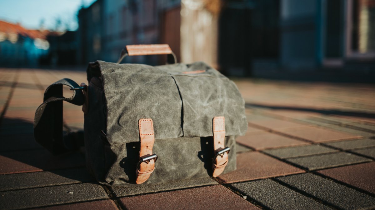 A honestidade do entregador emocionou o vendedor de frutas que havia perdido o dinheiro