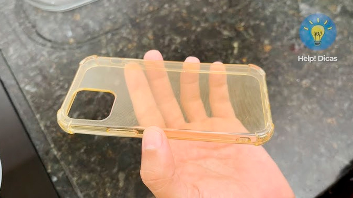 As capinhas transparentes de celular, feitas geralmente de silicone ou TPU (poliuretano termoplástico), costumam amarelar com o tempo. 