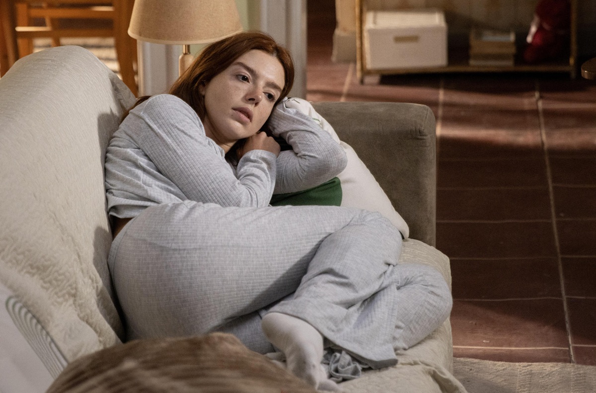 Abalada, Kami ficou em estado de choque, até ser acolhida pela amiga Leo (Clara Moneke)