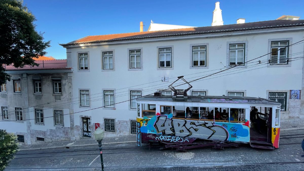 Bondinho turístico descarrilha e deixa mortos e feridos em Lisboa