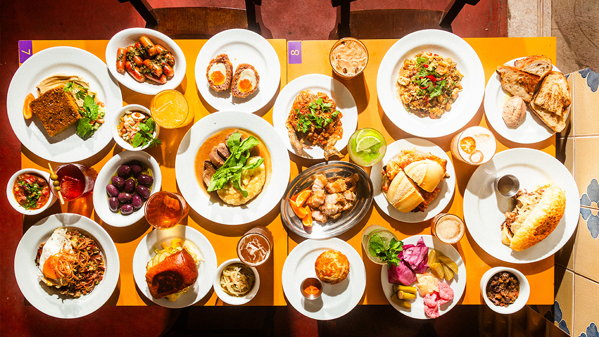 O nome Ybatinga vem do tupi-guarani e significa "nuvem".