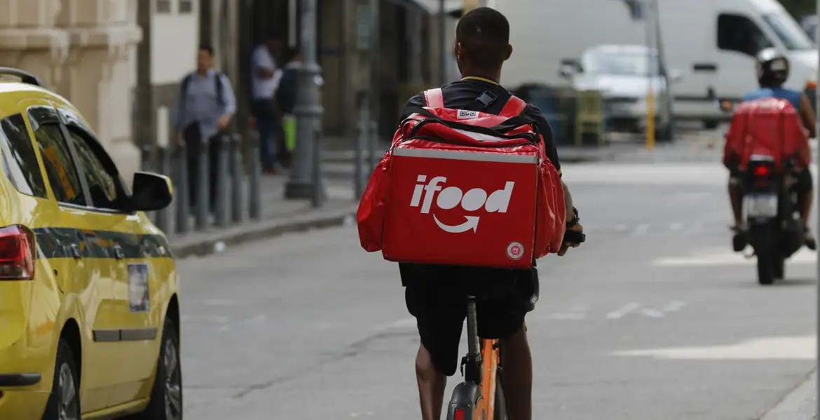 Entregador procurando endereço em rua movimentada