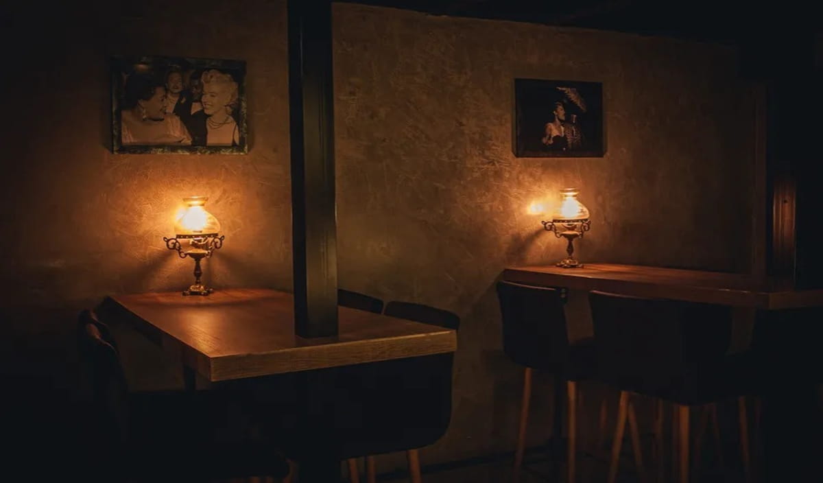 Inaugurado em 2019, o Hideout Speakeasy recria a atmosfera dos bares clandestinos da Lei Seca dos EUA, em um espaço intimista para até 40 pessoas