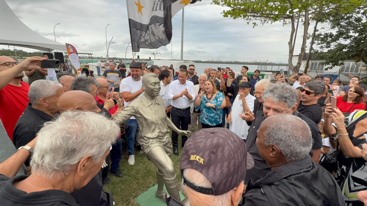 A escultura, criada originalmente em 2009, foi restaurada pelo artista Luiz Garcia Jorge