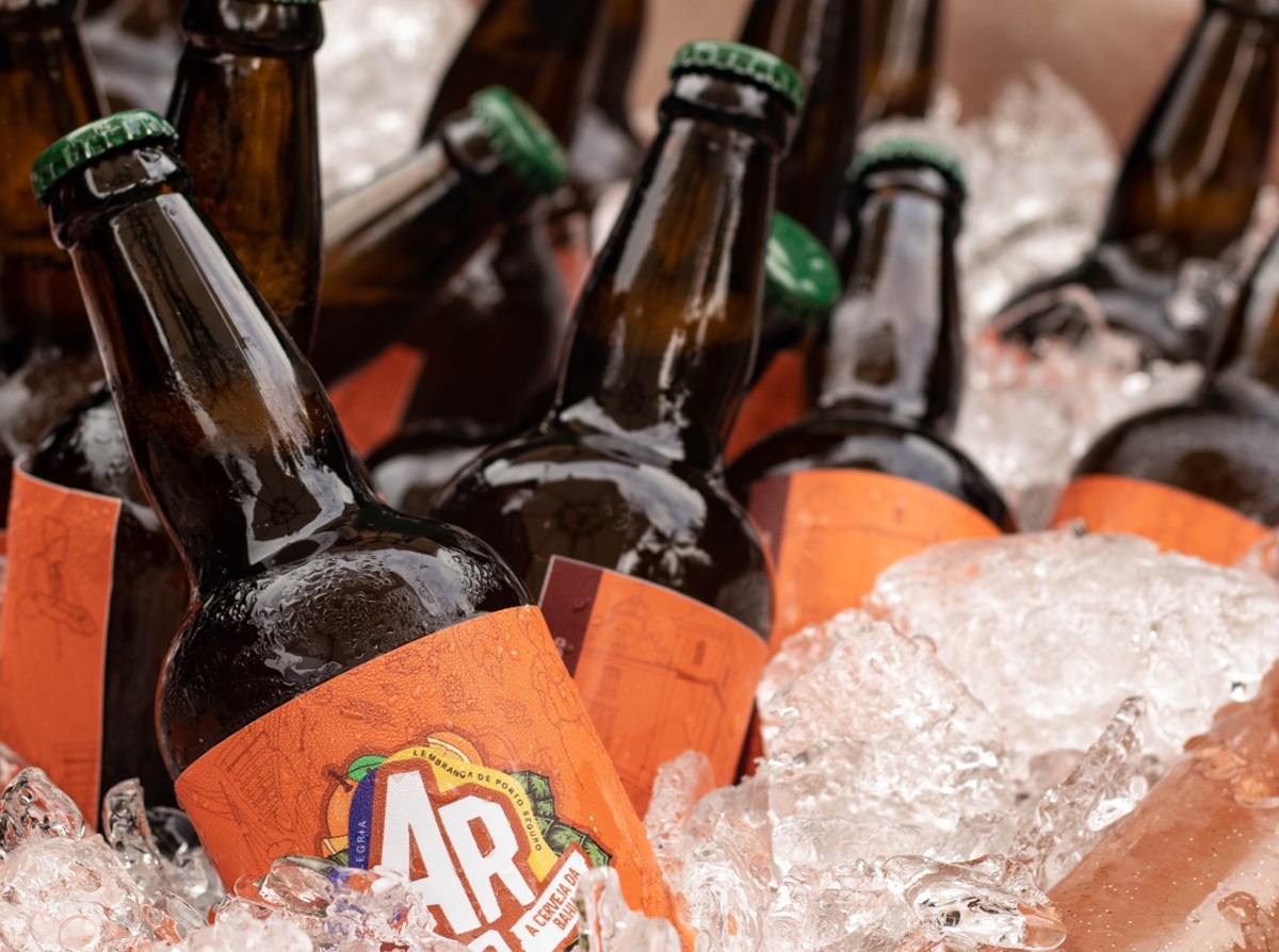 Hotéis prometem drinques autorais à beira-mar, degustações de rótulos artesanais e shows ao vivo