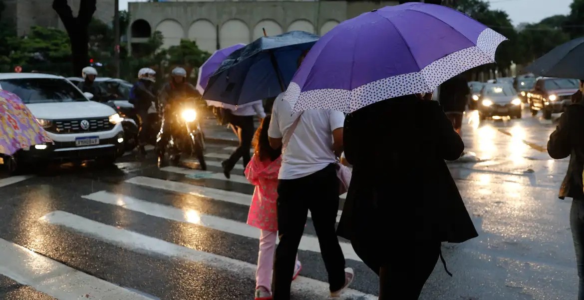 Frente fria de forte intensidade junto com ciclone marcam o fim do inverno no país