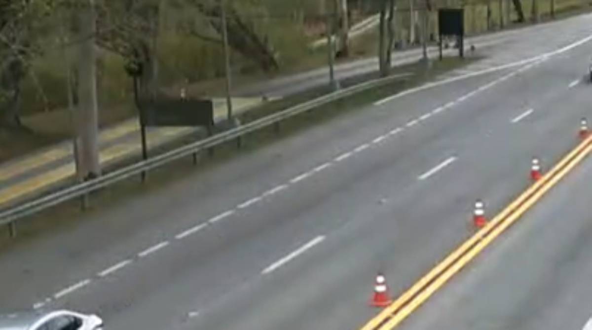 A frente do carro ficou totalmente destruída, enquanto a passageira do veículo sofreu uma lesão na perna e precisou de atendimento pelo SAMU