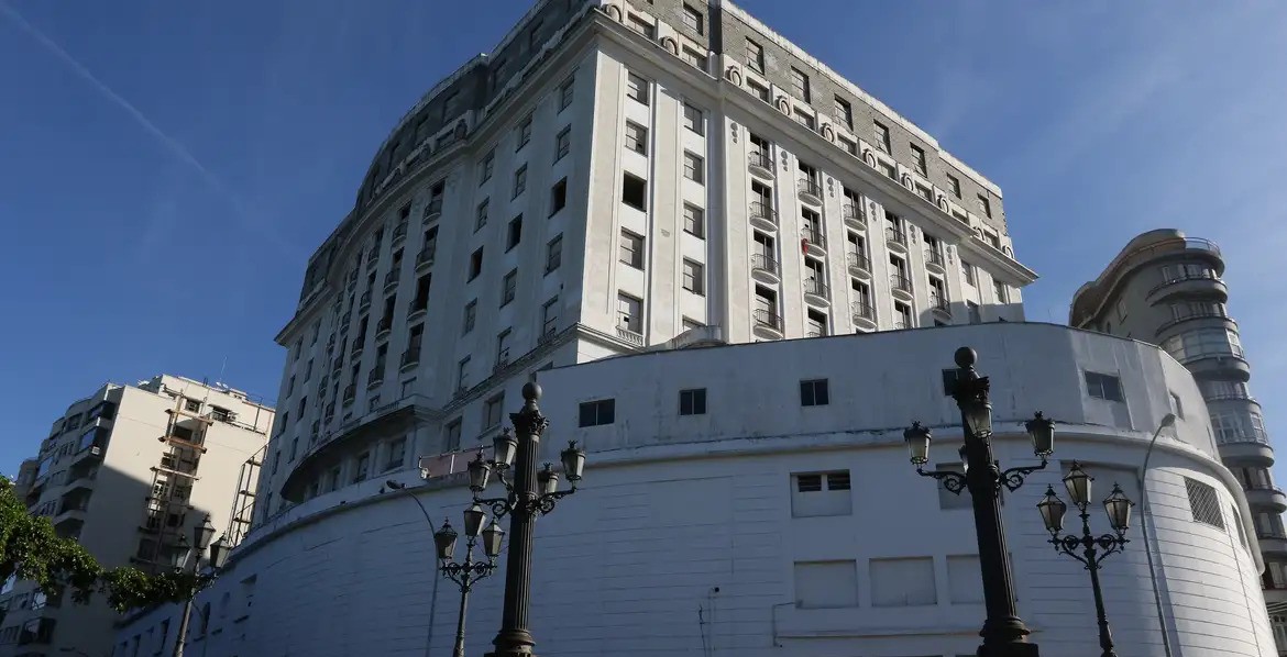 O antes badalado Hotel Glória hoje não passa de memória, poeira e abandono