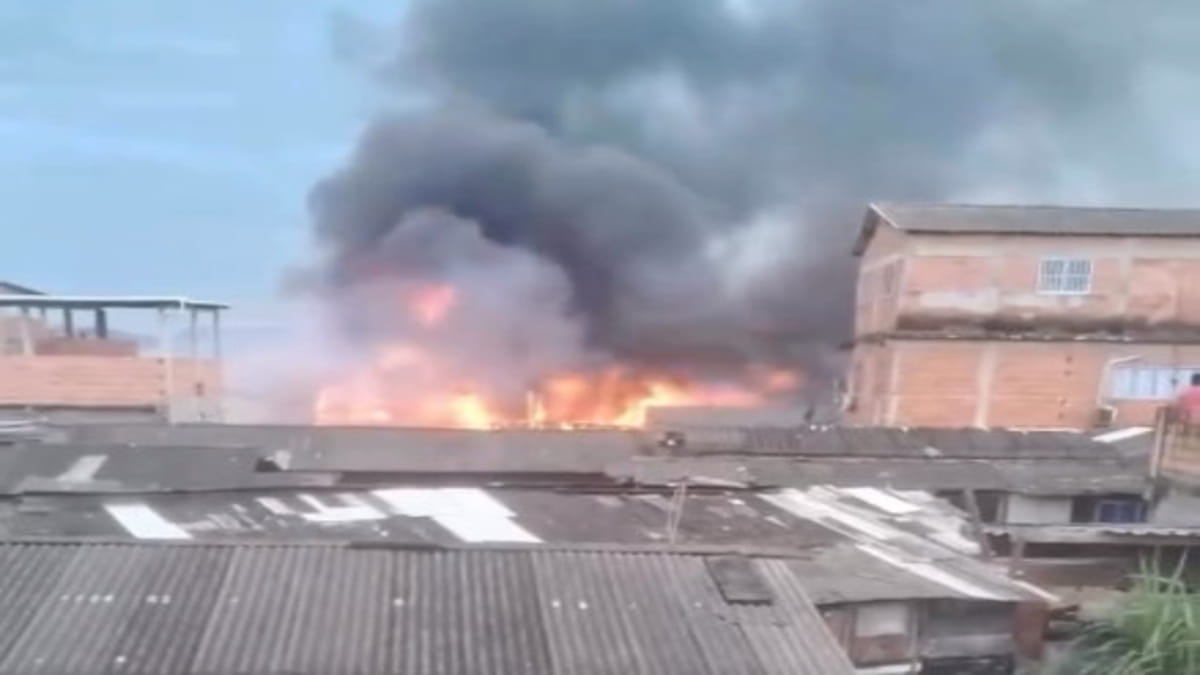 Incêndio atinge comunidade da Vila dos Pescadores, em Cubatão