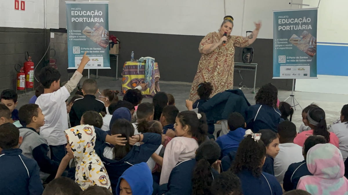 Os alunos estão conhecendo a história, as cargas, os terminais e os impactos positivos e negativos do maior porto da América Latina