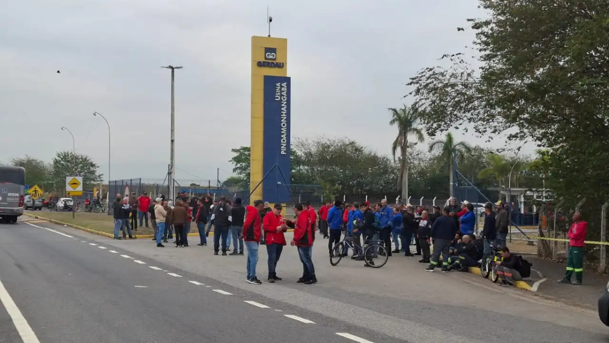 A paralisação ocorre após a empresa comunicar oficialmente que não manterá o setor