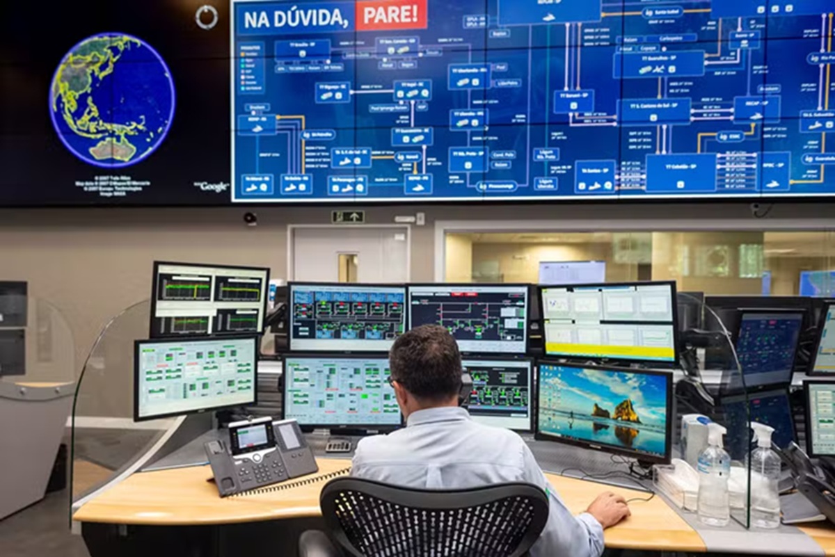 Para tentar conter o problema, a Transpetro mantém um centro de controle onde técnicos monitoram em tempo real