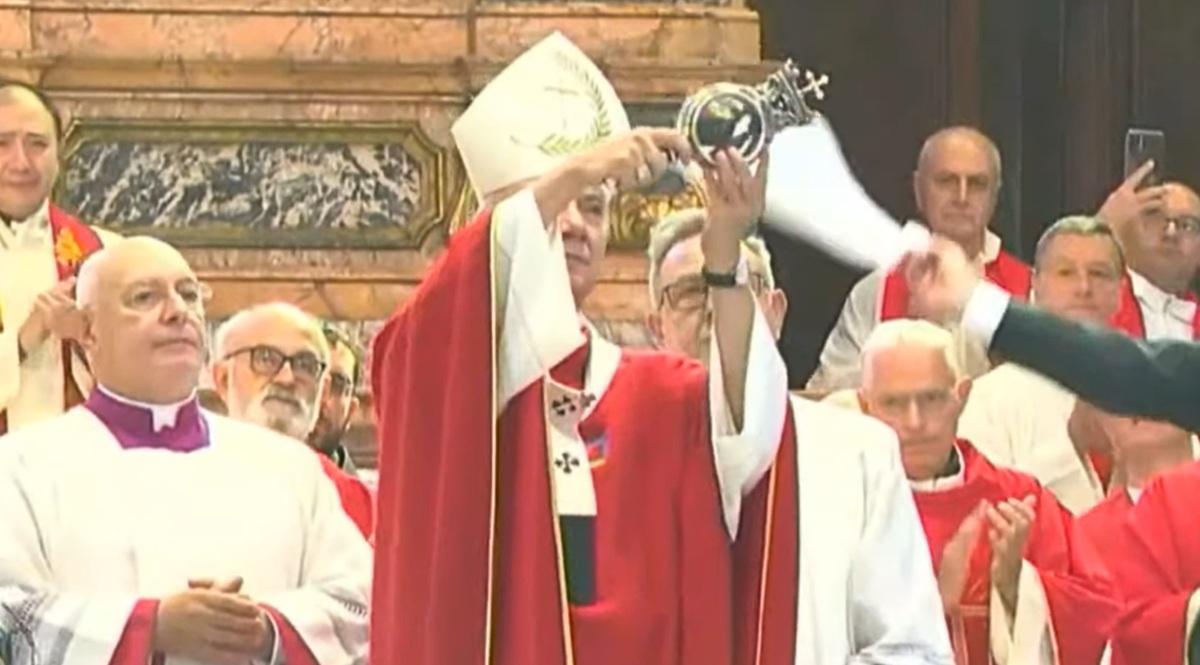 Arcebispo Domenico Battaglia ergueu diante da multidão emocionada as ampolas que guardam a relíquia