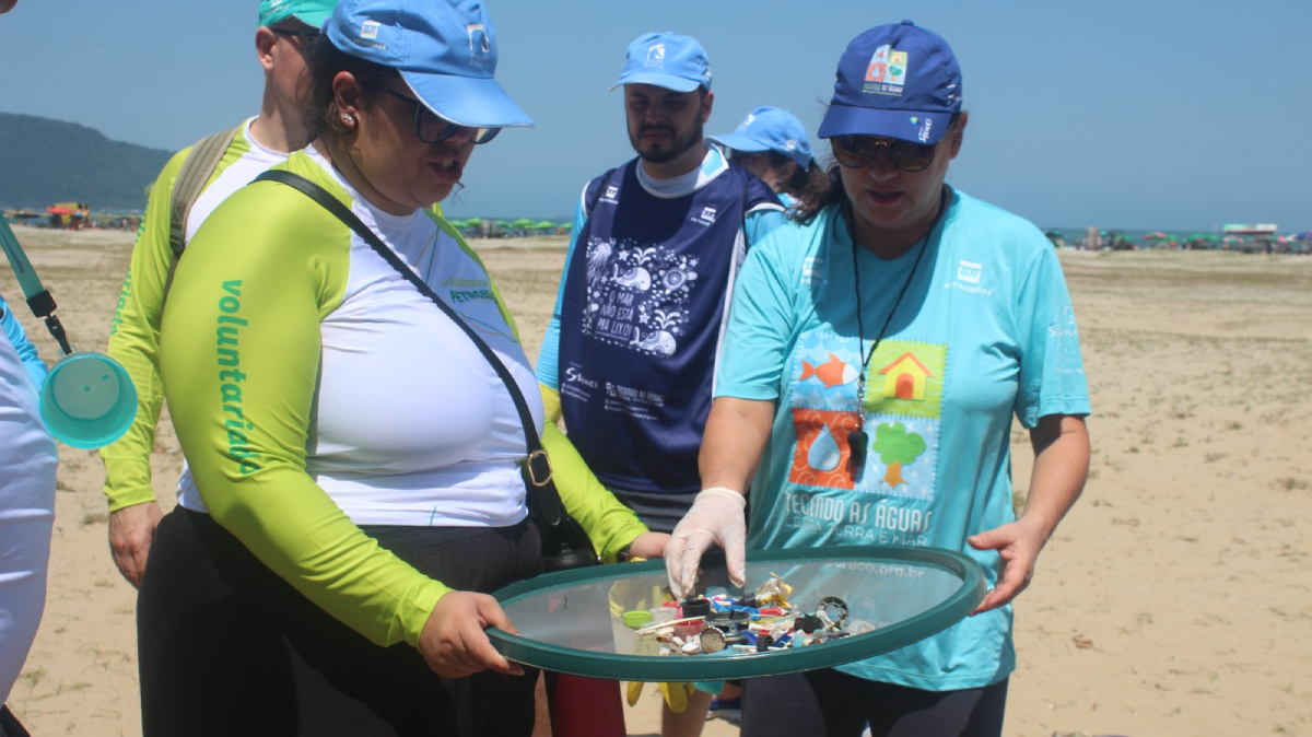 Logo pela manhã, a Praia do Gonzaga recebeu um dos mutirões
