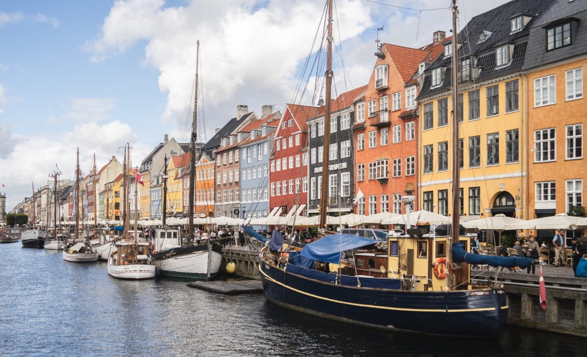 Enquanto a Dinamarca investe em políticas integradas de bem-estar, muitos países ainda enfrentam lacunas em áreas como habitação, lazer, segurança alimentar e saúde pública