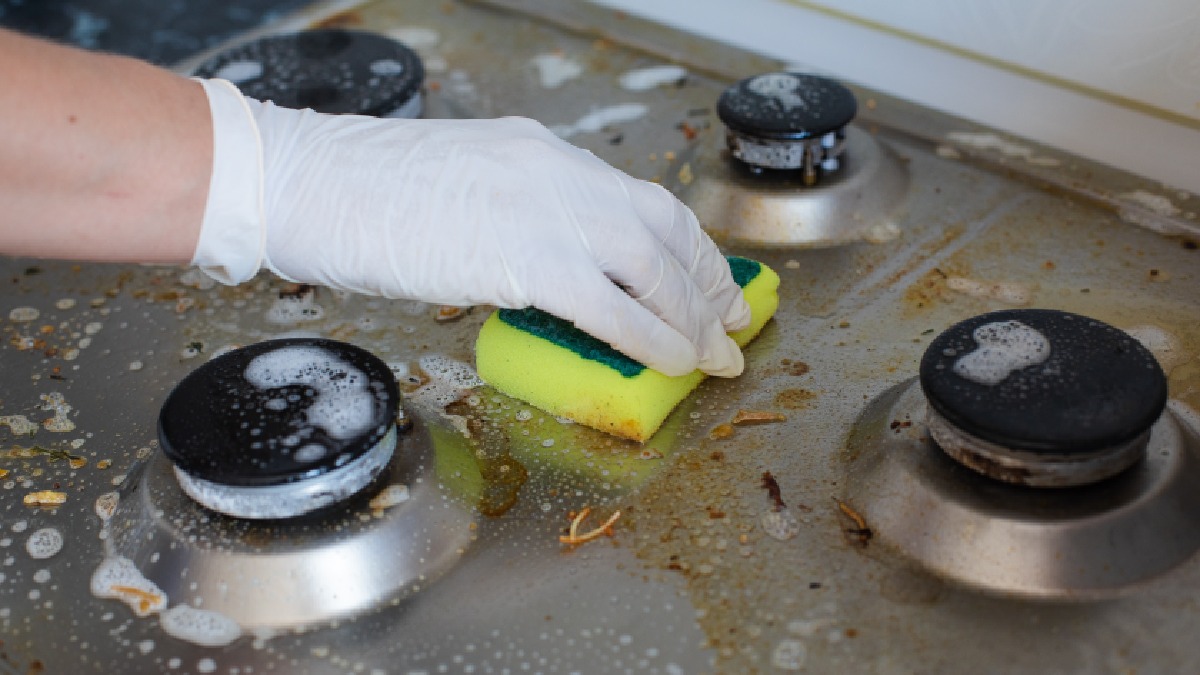 Aprenda o truque do "pote mágico" que devolve o brilho dos queimadores de forma rápida e barata