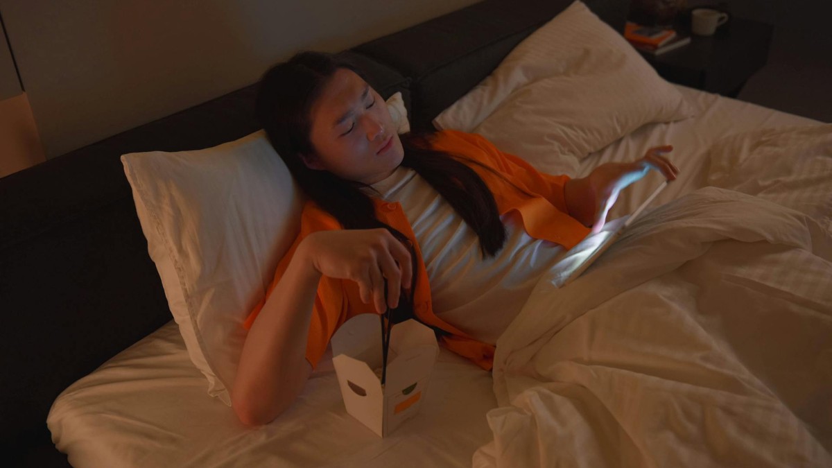 Entenda como o horário do jantar impacta diretamente a qualidade do seu sono