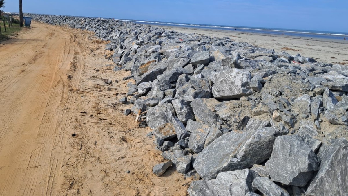 Região agora tem um grande cordão de pedras, que modificou a paisagem