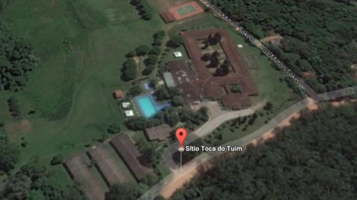 O sítio em Itapecerica foi inicialmente alugado pela emissora em contrato de um ano