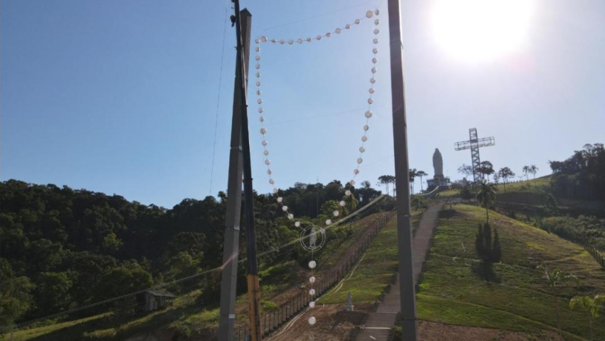 O terço foi erguido no início da escadaria do santuário, que conta com cerca de 500 degraus