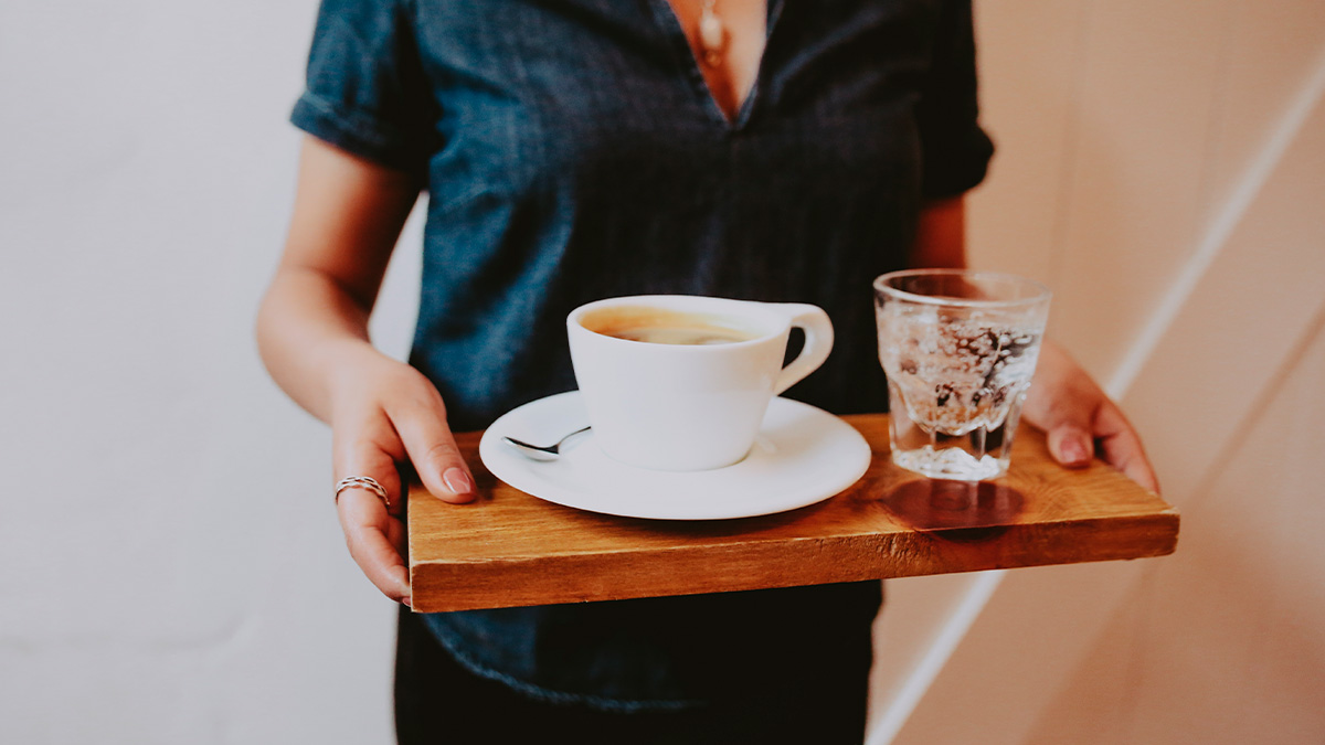 Em muitas cafeterias, é comum que o expresso venha acompanhado de um copo de água com gás