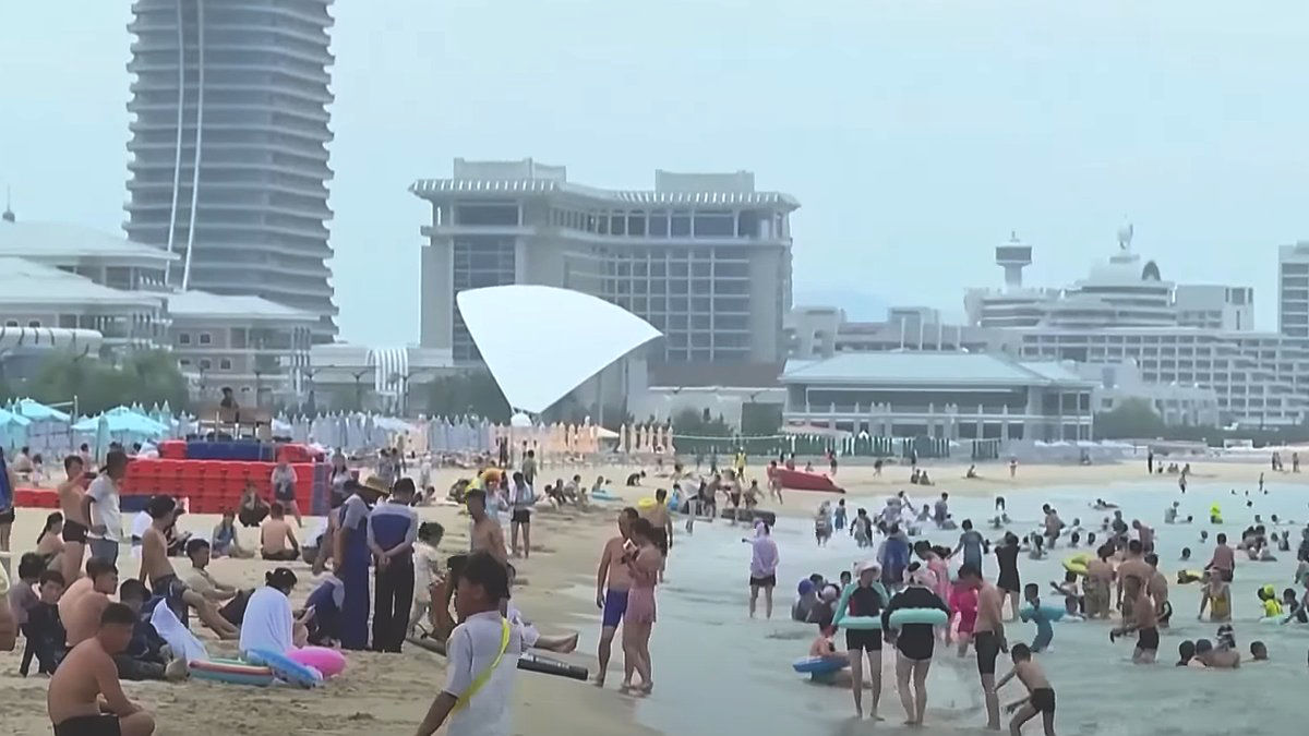 A Zona Turística Costeira na Península de Kalma abre com instalações impecáveis.