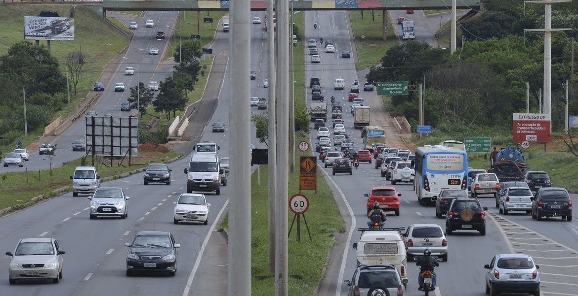 Rodovia brasileira com grande movimento de veículos