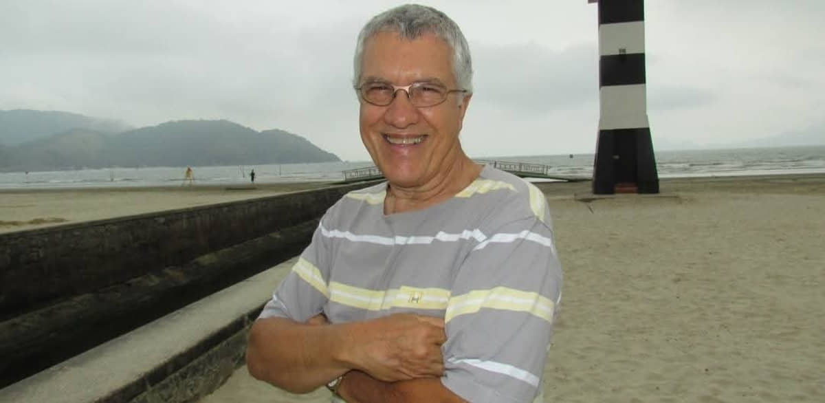 Rica Mota posa para foto na praia de Santos, antes de sofrer o AVC