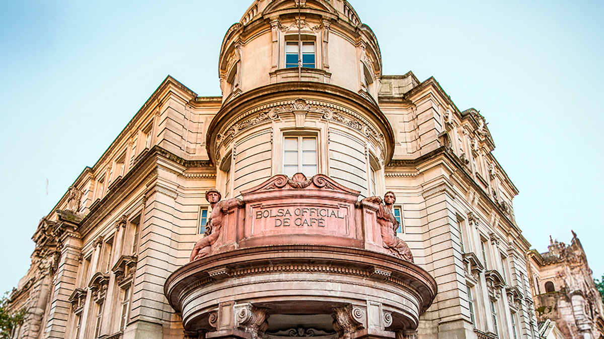 Santos, cidade portuária fundamental para a economia brasileira, tem sua história profundamente entrelaçada com o ciclo do café.