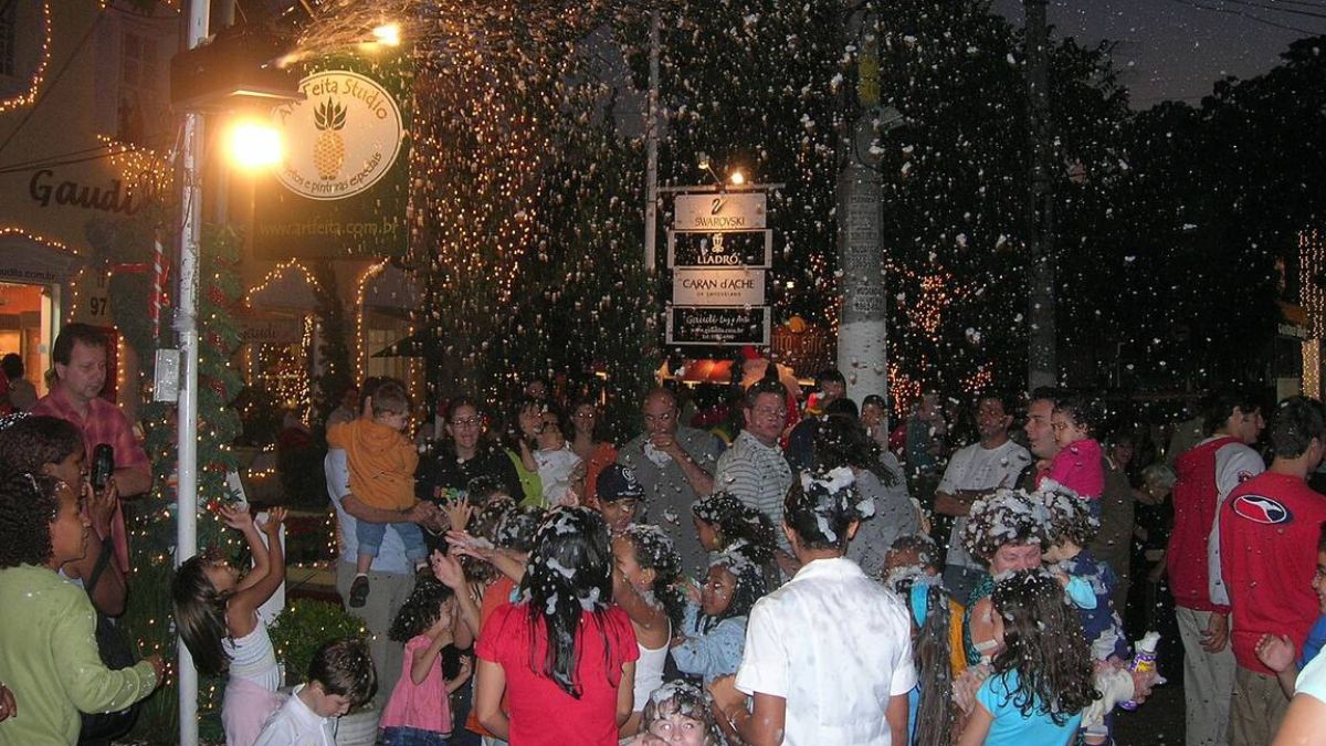 A rua Normandia atrai turistas em épocas de festividades