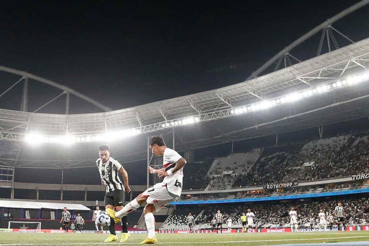 Ao longo da história, Botafogo e São Paulo se enfrentaram 56 vezes