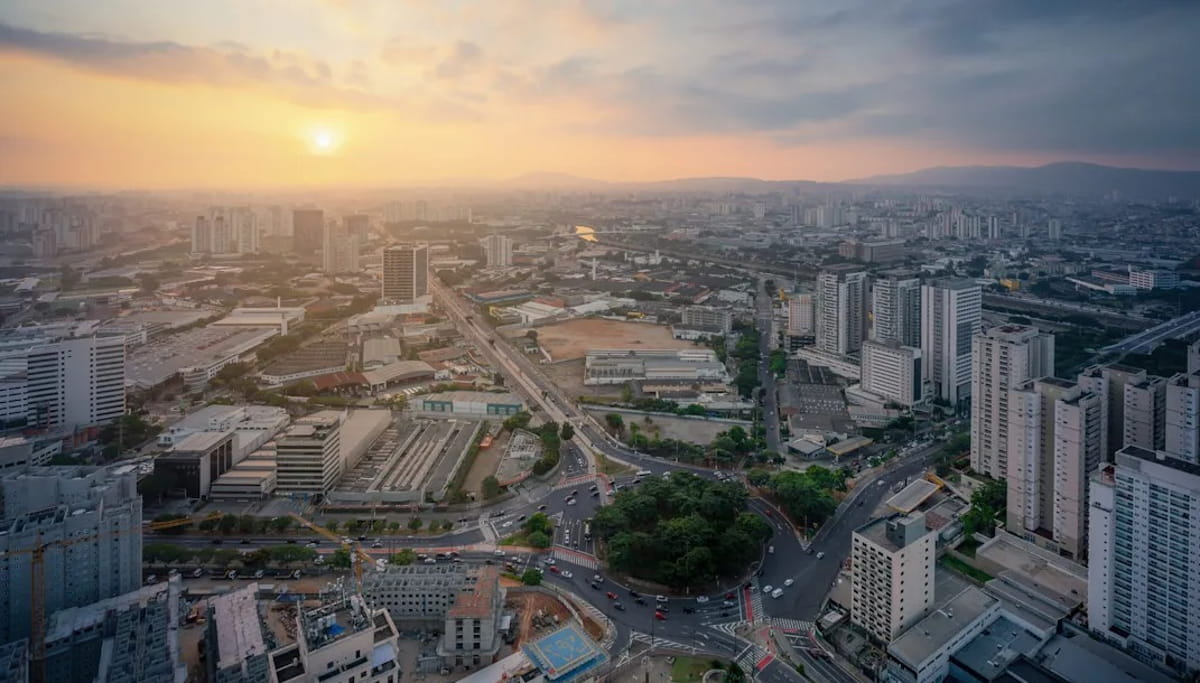 Na descrição, a Time Out destaca a Barra Funda como a "alma alternativa" da capital paulista, onde o passado industrial se mistura a uma cena criativa e contemporânea