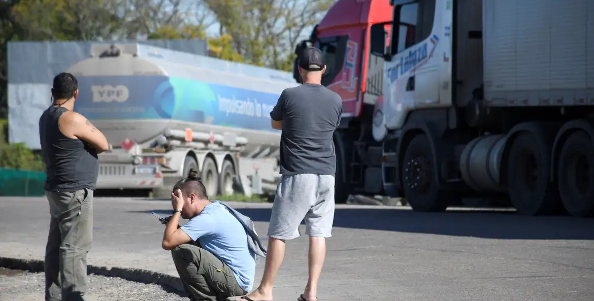 Caminhoneiros brasileiros vivem rotina de pressão, estresse, solidão e depressão, diz estudo