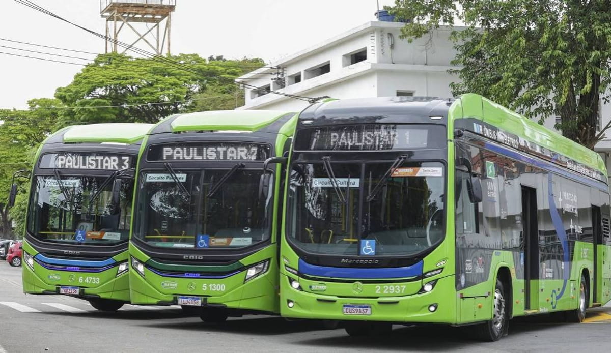 Os 14 veículos que vão operar nos circuitos são 100% elétricos e contam com ar-condicionado, wi-fi, carregadores USB e câmeras de monitoramento