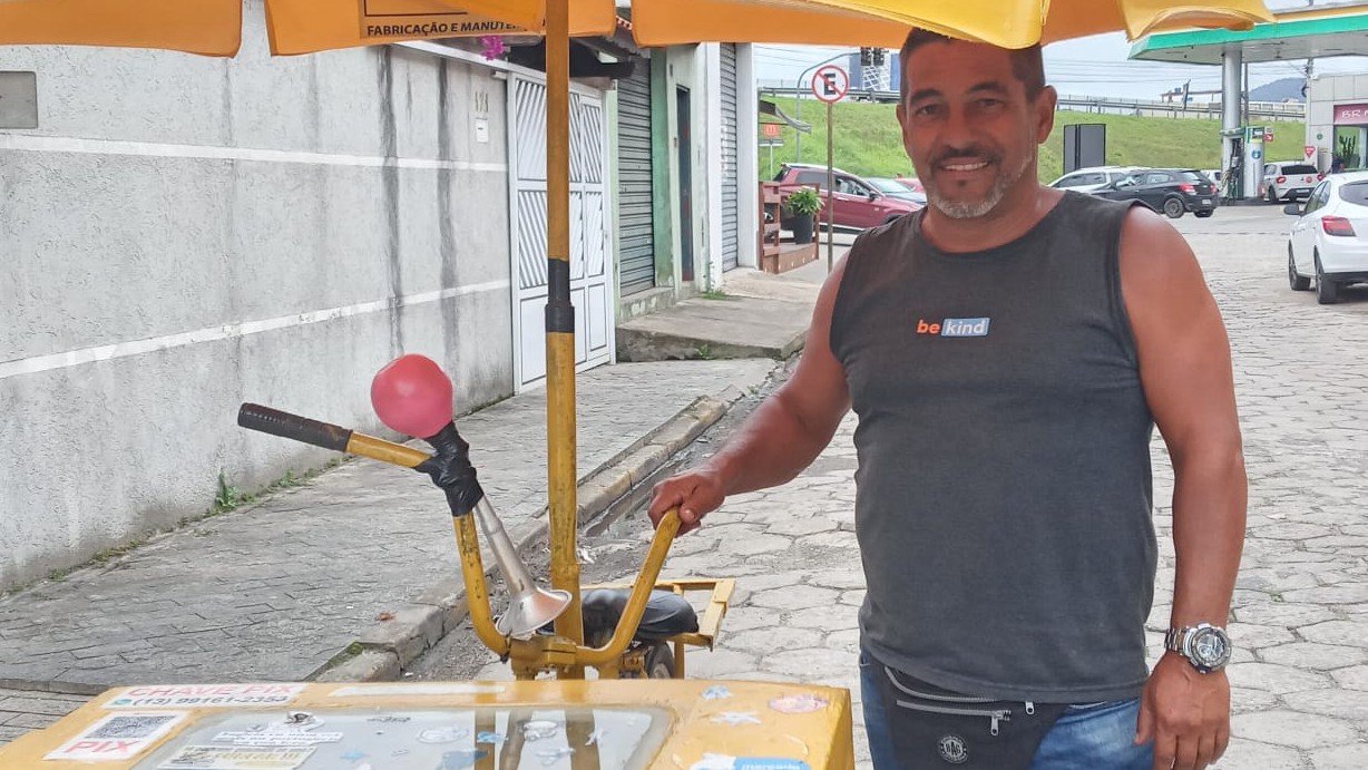 Henrique já tem diversos clientes fiéis que o esperam passar de bicicleta nas ruas da cidade