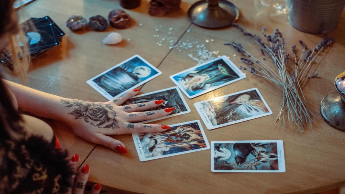 Tarot Terapêutico se apresenta como uma ponte entre o visível e o invisível