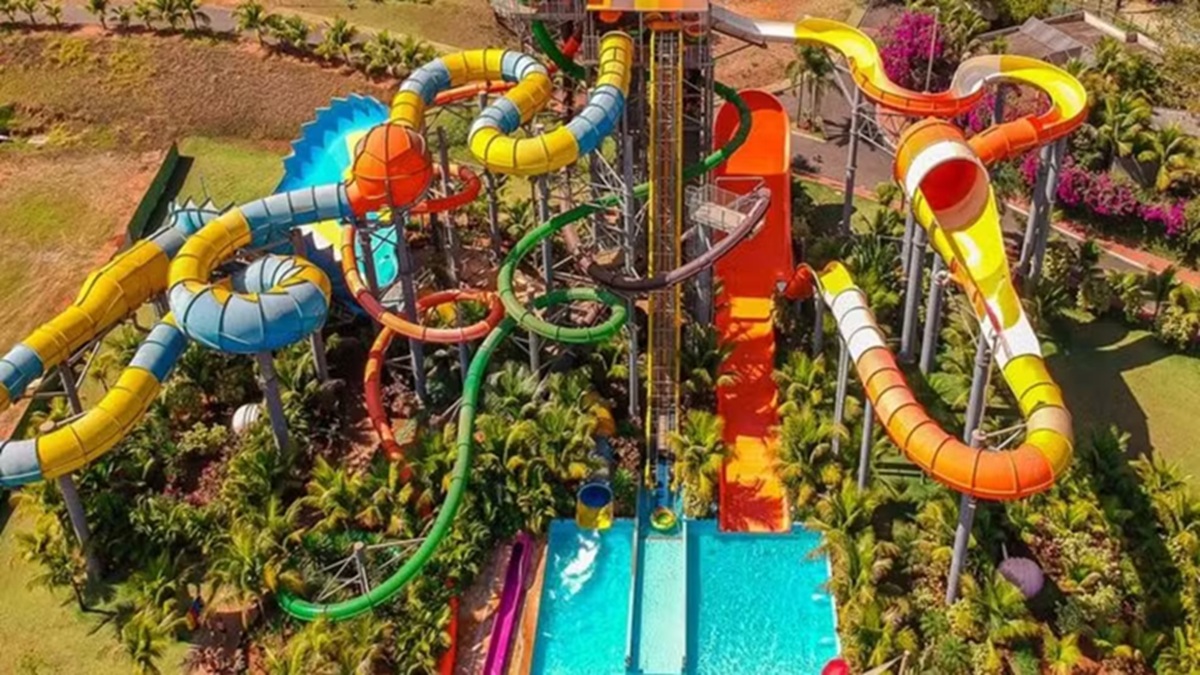 Adolescente de 15 anos caiu da torre do toboágua, de uma altura de 13 metros