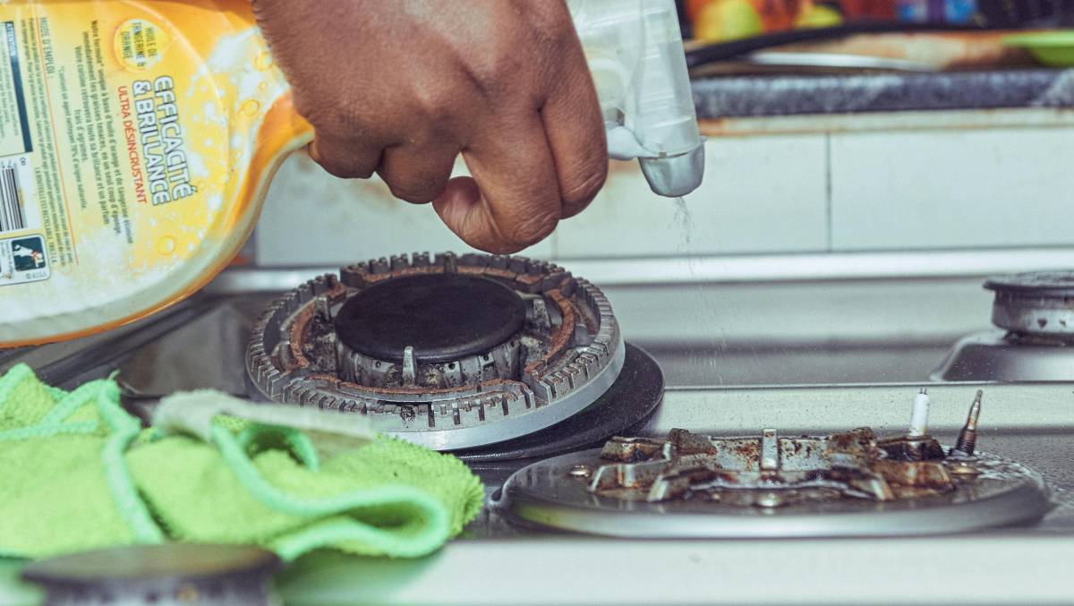 O grande trunfo está justamente na composição da fruta. O limão contém ácido cítrico, uma substância com propriedades desengordurantes e antibacterianas