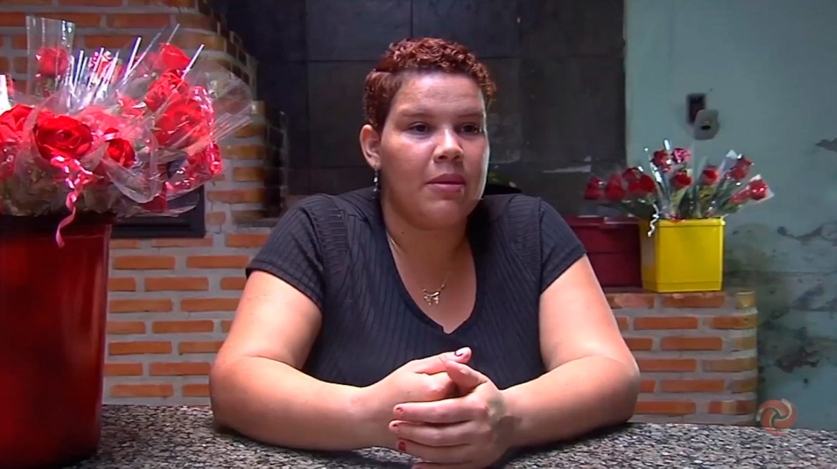 Entre flores e panelas, ela sonha em transformar talento em carreira