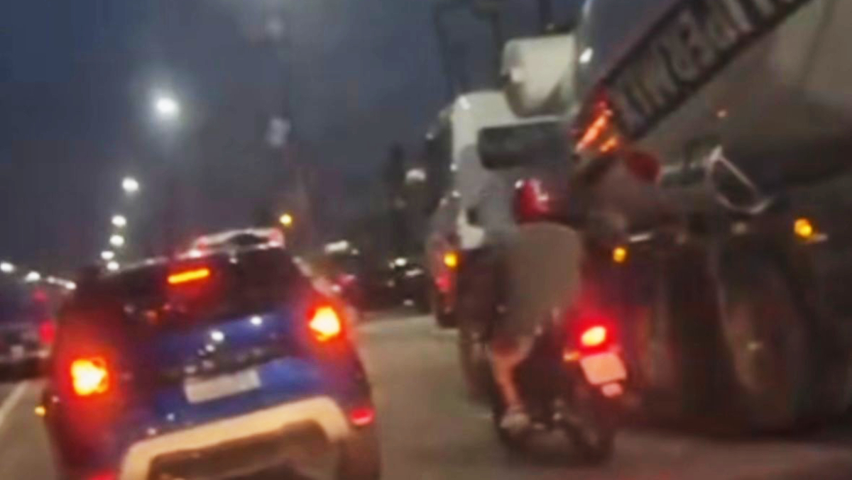 Nas imagens, gravadas em um veículo parado no trânsito, é possível ouvir o som dos tiros de fuzil