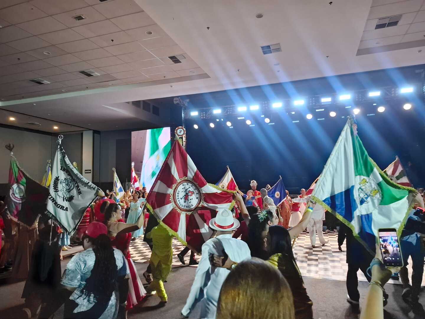Evento foi realizado no Santos Convention Center e reuniu a comunidade carnavalesca da cidade em uma grande festa com feijoada e muito samba