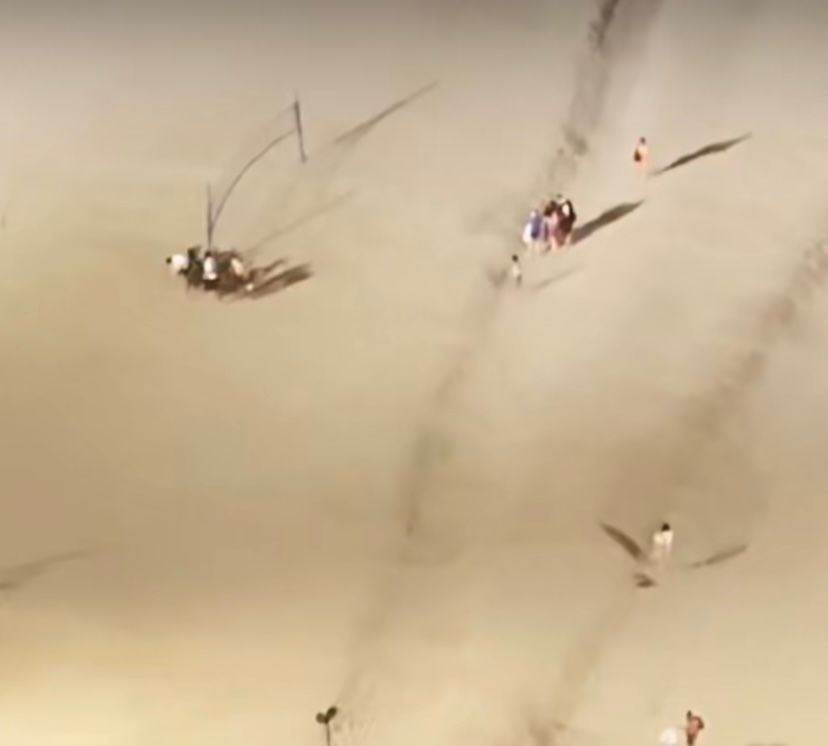 Nas imagens também é possível ver alguns banhistas correndo