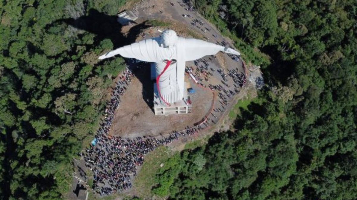 Cristo Protetor possui 37,5 metros de altura, sem contar o pedestal, ou seja, 7,5 metros a mais que o Cristo Redentor