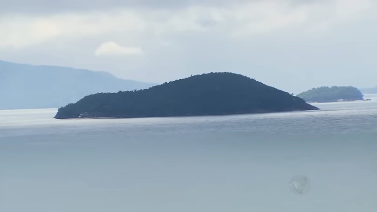 Ilha da Almada tem mansão com heliponto, piscina e história marcada por leilões milionários e mistério jurídico.