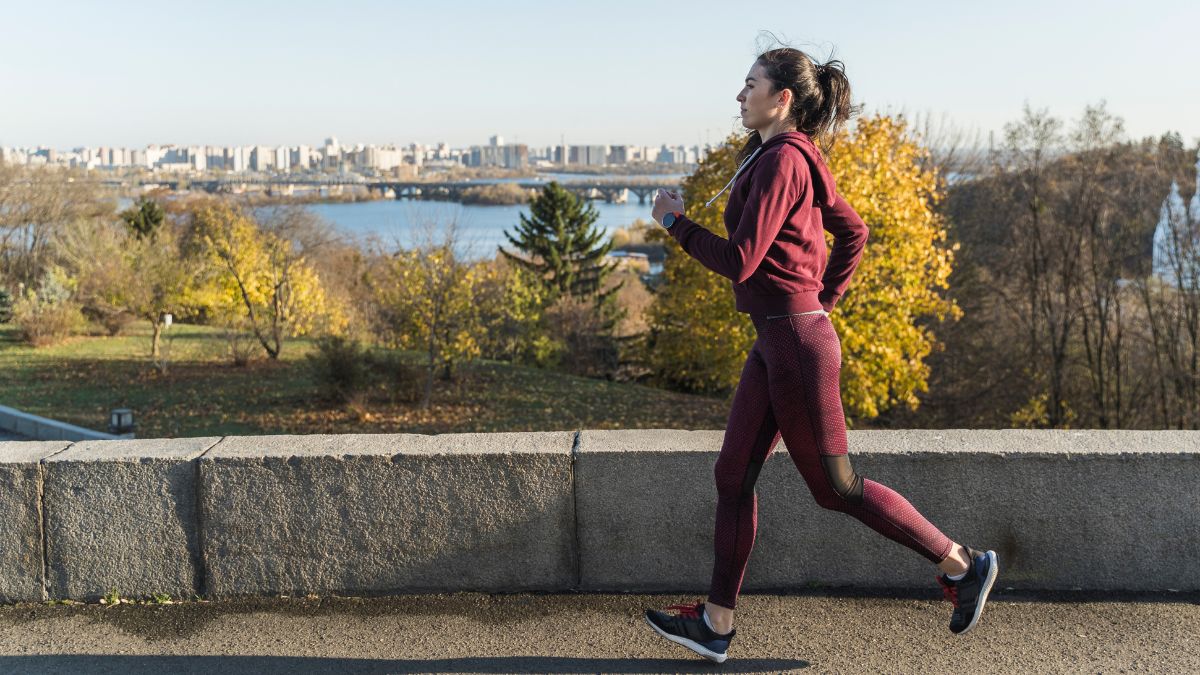 Caminhar regularmente, com intensidade adequada e controle da frequência cardíaca, transforma um simples passeio em um treino completo para o corpo e a mente