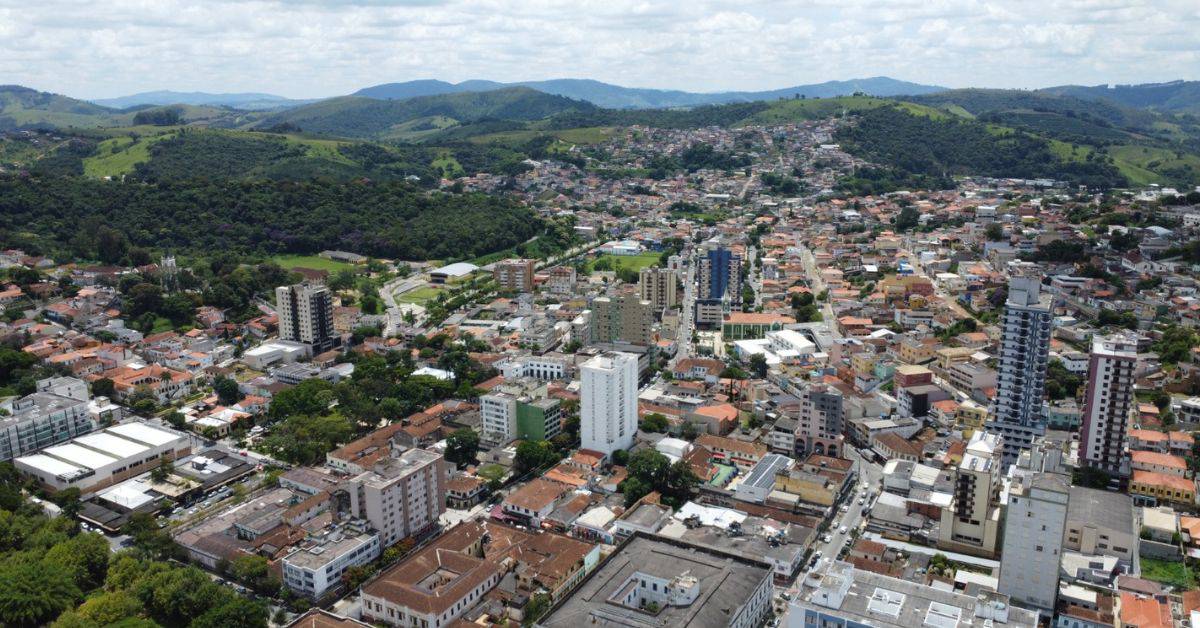 Caxambu tem apenas 21 mil habitantes e fica em uma região montanhosa do estado mineiro, localizada a 384 km de Belo Horizonte, capital de Minas Gerais