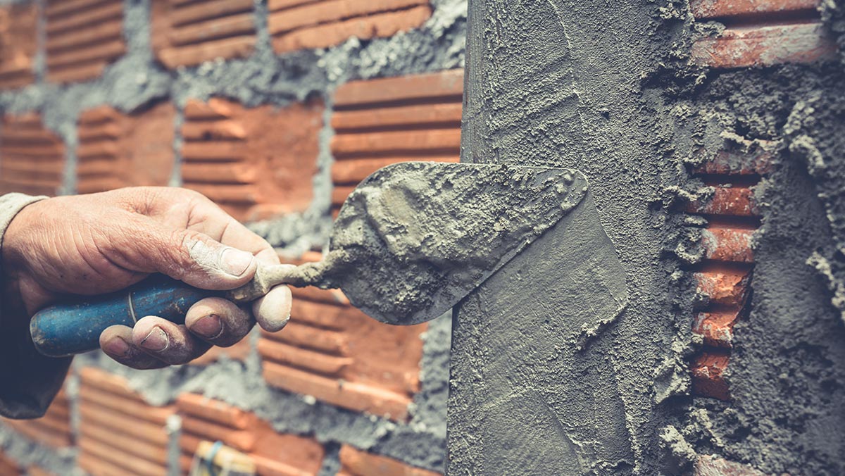 Massa pronta sem cimento reduz custos em até 30% e acelera assentamento de blocos. Conheça os benefícios e pontos de atenção